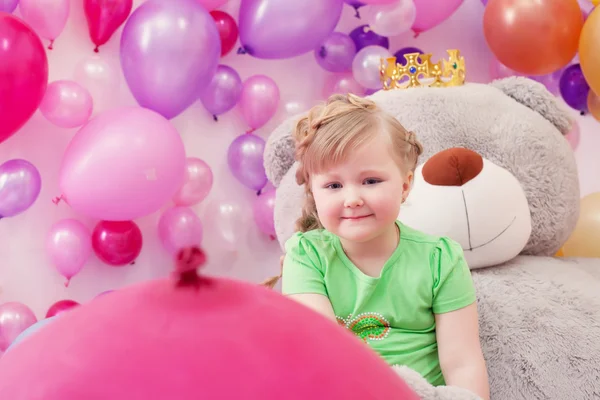 Niña ordenada posando en el estudio con globos —  Fotos de Stock