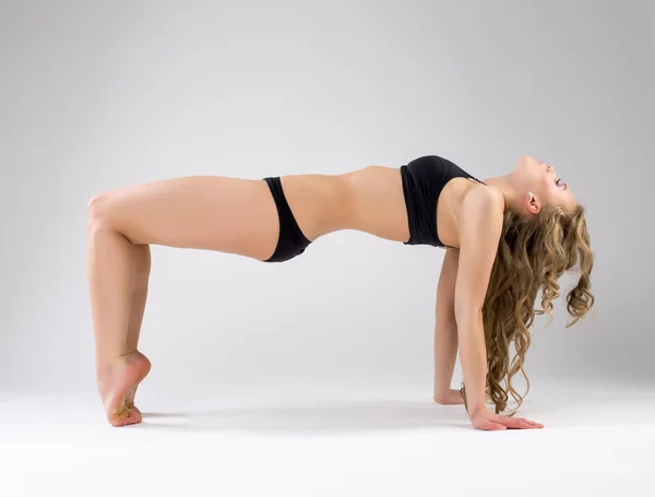 Treinador de pilates flexível exercitando-se em estúdio — Fotografia de Stock