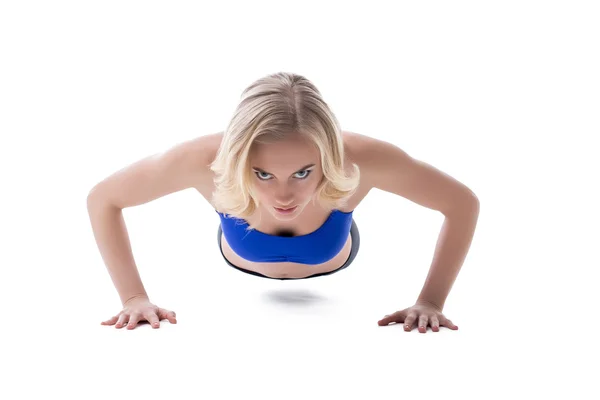 Mooie blonde doen push-ups op camera — Stockfoto