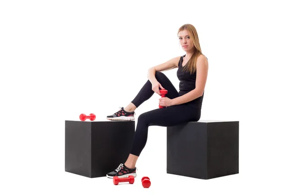 Attraktives Fitness-Girl posiert mit Kurzhanteln — Stockfoto