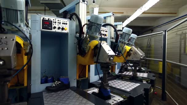 Máquina na fábrica de fabricação de calçado — Vídeo de Stock