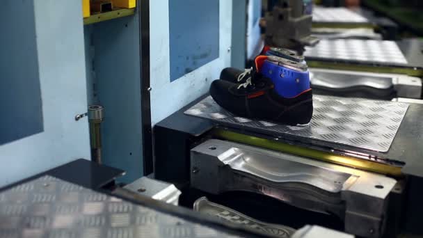 Travailler femme traitement bottes sur la machine 