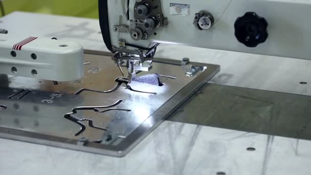 Fabricación de calzado con máquina de coser — Vídeo de stock