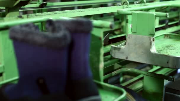 Close-up van afgewerkte laarzen op de transportband — Stockvideo