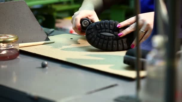 Fáze zpracování bot na podlaze produkce — Stock video