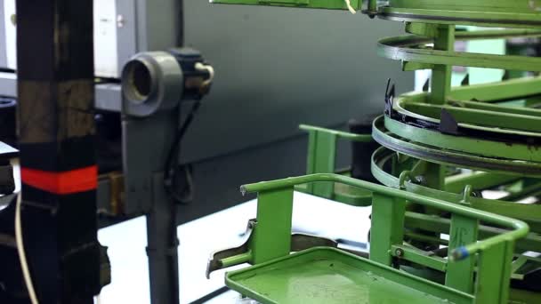 Zbliżenie: Maszyny do produkcji obuwia — Wideo stockowe