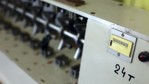 Μετρητής στη μηχανή στην αίθουσα παραγωγής, γκρο πλαν — Αρχείο Βίντεο