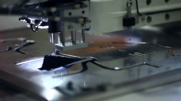 Primer plano de la máquina de coser automática — Vídeo de stock