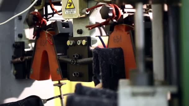 Vista de los trabajadores fija botas en la máquina — Vídeo de stock