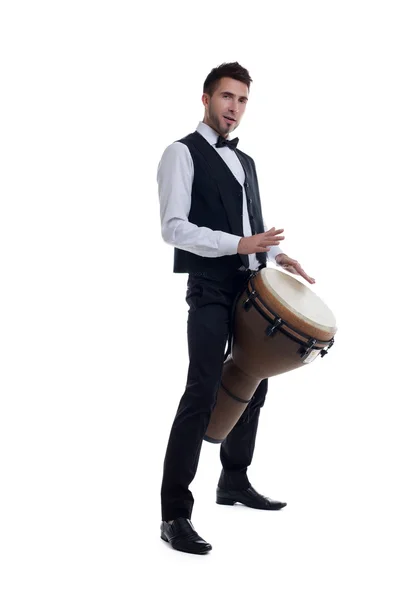 Elegante uomo barbuto gioca sulle percussioni — Foto Stock