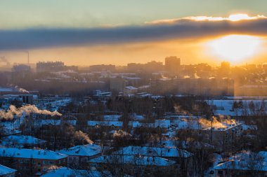 Gün batımında sanayi kenti Üstten Görünüm