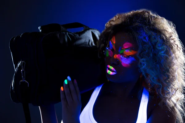 Cute girl with bright glowing makeup holds bag — Stock Photo, Image