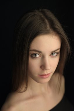 güzel esmer kız portresi