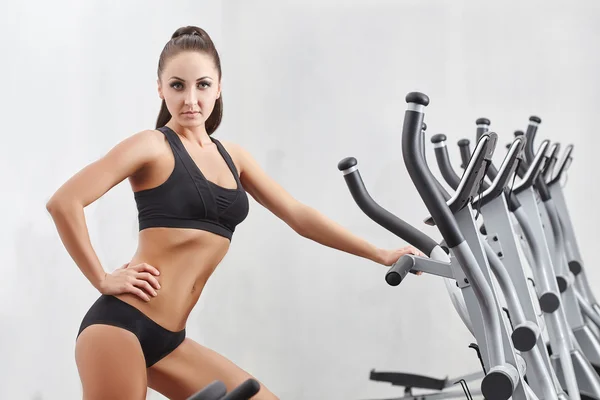 Linda atleta femenina posando en la cámara — Foto de Stock