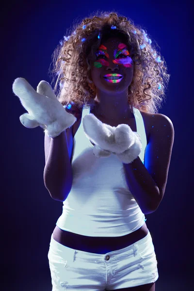 Menina posando com neve artificial sob luz UV — Fotografia de Stock