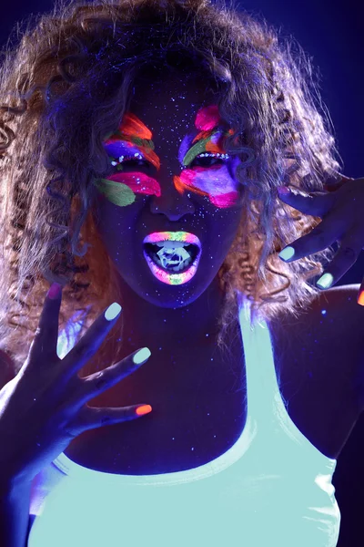 Retrato de chica rizada con cubo de hielo en luz UV — Foto de Stock