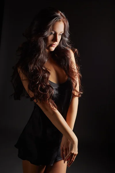 Menina bronzeada bonita vestida de preto negligee — Fotografia de Stock
