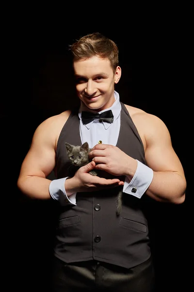 ハンサムな男性ダンサー パーミング子猫を笑顔 — ストック写真