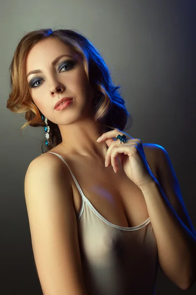 Retrato de modelo sedutor posando em jóias — Fotografia de Stock
