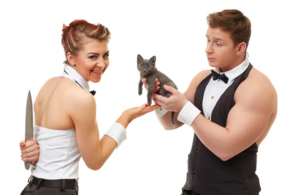 Trusting guy gives kitten to misleading girl — Stock Photo, Image