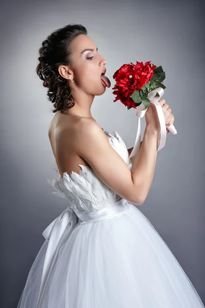 Bella sposa scherzare con bouquet — Foto Stock