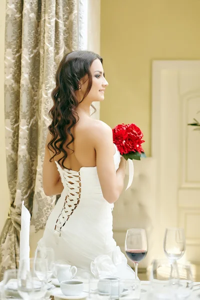 Smiling pretty bride while relaxing in restaurant — Stock Photo, Image