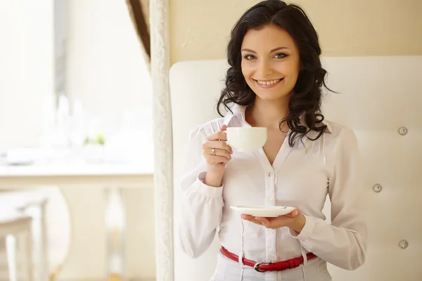 Mulher de negócios atraente durante o coffee break — Fotografia de Stock