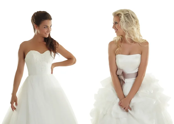 Zwei hübsche Freundinnen in Brautkleidern — Stockfoto