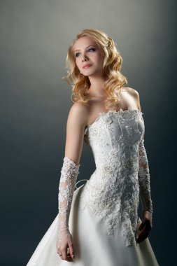 Nakış ile şık elbiseli güzel gelin