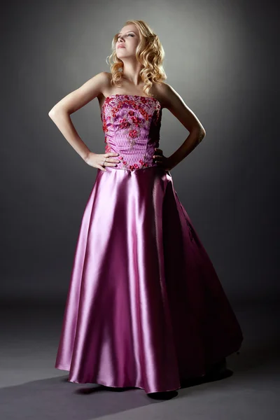 Studio photo de majestueuse blonde en robe rose — Photo