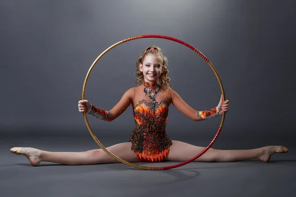 Gelukkig flexibele gymnast poseren met hoepel — Stockfoto