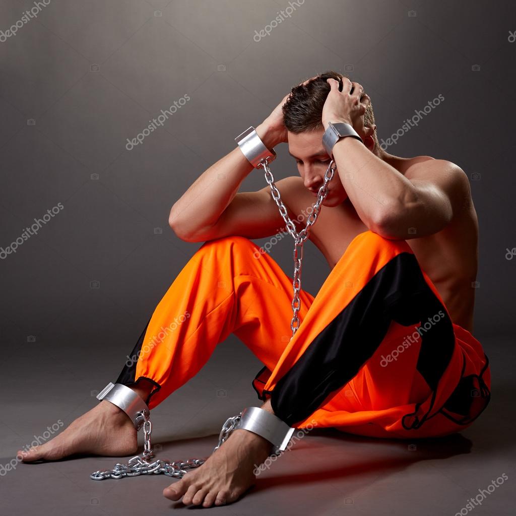 руки в наручниках эстетика. связанные парни наручниками. связанные парни наручниками. связанный парень. связанный парень.