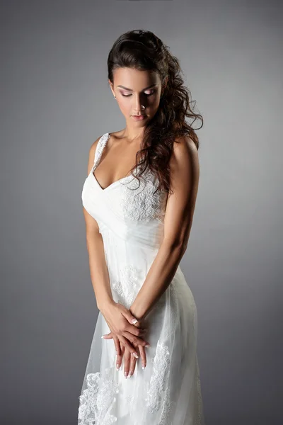 Doordachte bruid in elegante trouwjurk — Stockfoto