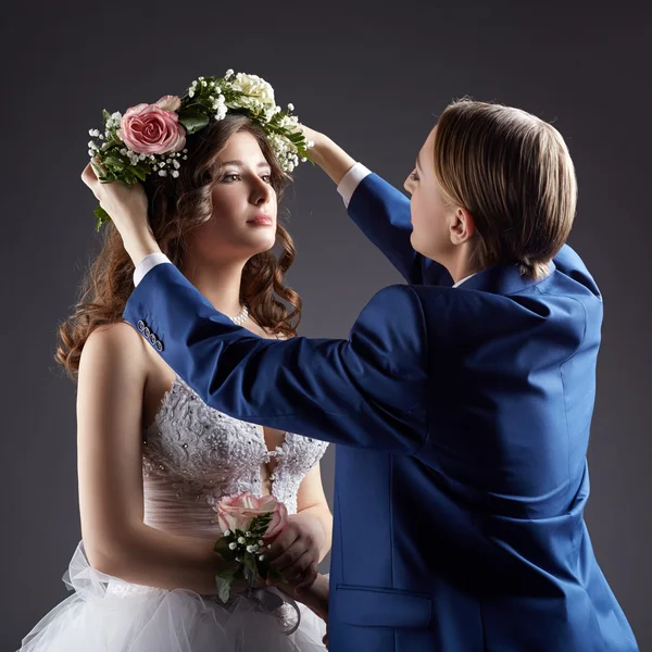 Casamento lésbico. Groom coloca coroa de flores na cabeça das noivas — Fotografia de Stock