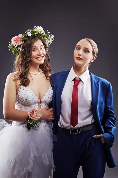 Concept de mariage homosexuel. Heureux jeunes mariés — Photo