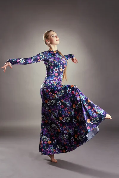 Danseuse gracieuse posant dans une robe élégante — Photo