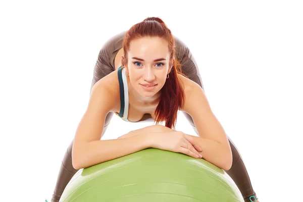 Chica deportiva pelirroja posando con pelota de fitness —  Fotos de Stock