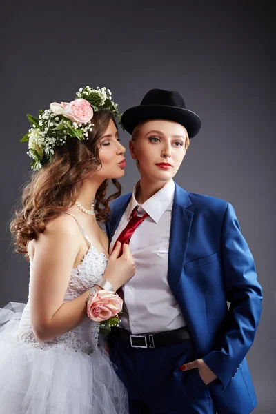 Casal lésbico posando em estúdio — Fotografia de Stock