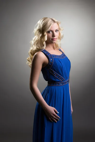 Modelo bonito posando em vestido para cerimônia de formatura — Fotografia de Stock