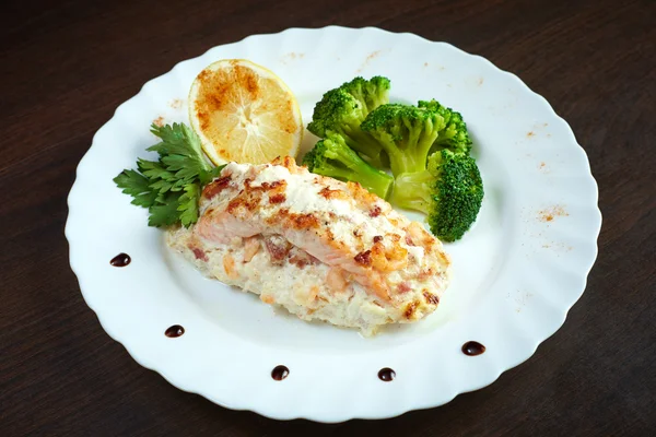 Serwująca smaczne ryby pieczone z warzywami — Zdjęcie stockowe