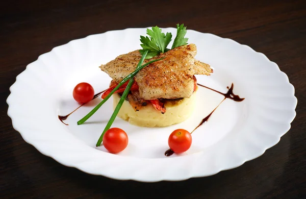 Serving of mashed potato with tasty baked fish — Stock Photo, Image