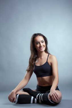 Kameraya poz pilates eğitmen gülümseyen in atış