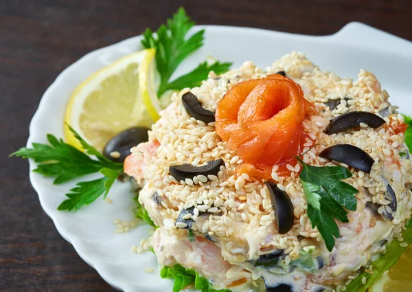 Salada de peixe saborosa decorada com sementes de gergelim — Fotografia de Stock