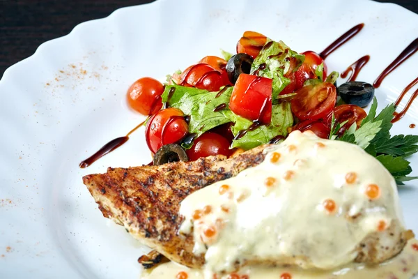 Delicioso filete asado con ensalada y salsa —  Fotos de Stock