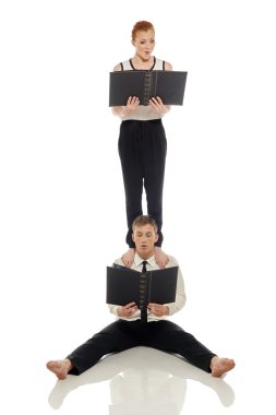 Duygusal işadamları akrobatlar kameraya poz