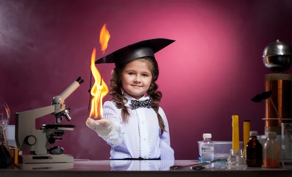 Roztomilá dívka provádí fyzické zkušenosti v laboratoři — Stock fotografie