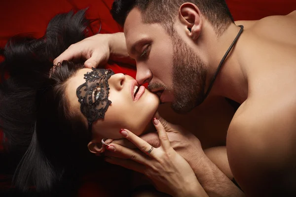 Dominerande älskare kyssar hans sexig undergiven — Stockfoto