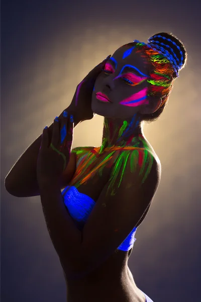 Bailarina femenina sensual con arte corporal luminoso — Foto de Stock