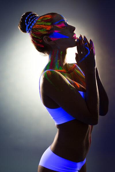 Красивая стройная девушка со светящимся телом
