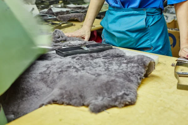 Production of footwear. Worker uses curve on pelt — Stock Photo, Image